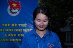 Tuổi trẻ phường L&aacute;ng thắp nến tri &acirc;n c&aacute;c anh h&ugrave;ng liệt sĩ
