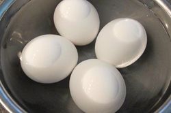 Có nên ngâm trứng vào nước lạnh sau khi luộc?