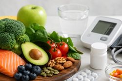 Người tăng huyết áp nên bổ sung vitamin nào?