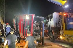 Giải cứu thành công 2 người mắc kẹt trong cabin xe tải bị lật giữa đêm