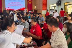 Hàng trăm người ở Khánh Hòa được khám, xét nghiệm miễn phí bệnh lý huyết học