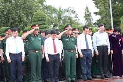 Đại tướng Phan Văn Giang dâng hương tri ân các Anh hùng liệt sĩ tại Nghĩa trang liệt sĩ Đắk Nông