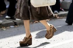 Dép guốc gỗ đinh tán đậm chất Y2K đang phủ sóng thời trang đường phố New York