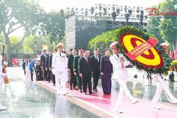 Đoàn đại biểu UBTƯ MTTQ Việt Nam dâng hương tưởng niệm các Anh hùng liệt sĩ
