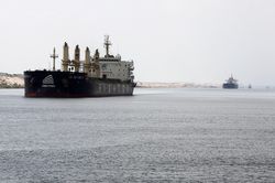Di chuyển qua kênh đào Suez khiến tàu dầu tốn kém thế nào