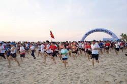 Hàng nghìn người chạy chân trần đón bình minh trên biển Đà Nẵng