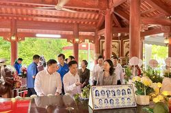 Phó Chủ tịch nước Võ Thị Ánh Xuân dâng hương tưởng niệm các liệt sĩ tại Khu di tích lịch sử quốc gia Truông Bồn