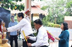 Chủ tịch Quốc hội Trần Thanh Mẫn d&acirc;ng hương tri &acirc;n c&aacute;c Anh h&ugrave;ng liệt sĩ tại C&ocirc;ng vi&ecirc;n L&ecirc; Thị Ri&ecirc;ng