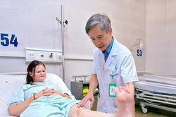 Vượt 9.000 km đến Việt Nam để thay khớp háng
