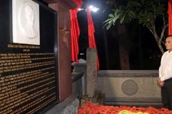 Ủy viên Bộ Chính trị, Bí thư Thành ủy Thành phố Hồ Chí Minh Trần Lưu Quang tri ân Anh hùng liệt sĩ tại Côn Đảo