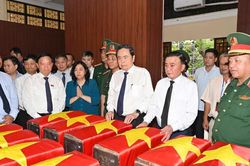 [Ảnh] Chủ tịch Quốc hội dâng hương các Anh hùng liệt sĩ ở Công viên Lê Thị Riêng