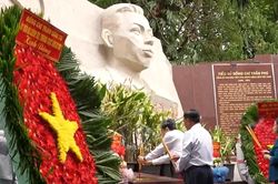 [Video] Chủ tịch Quốc hội Trần Thanh Mẫn dâng hương tưởng niệm các Anh hùng liệt sĩ tại Công viên Lê Thị Riêng