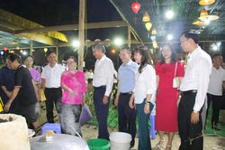 Sôi động Chợ phiên 'Làng trong phố' phường Hòa Xuân lần thứ nhất