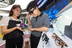 Sức h&uacute;t của mắt k&iacute;nh th&ocirc;ng minh AI 'Ray-Ban Meta Gen 2'
