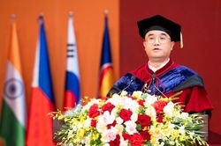 Bài học cuối cùng từ Hiệu trưởng Trường Đại học Kinh tế: 'Sự chính trực mới giúp các em giữ được niềm tin'