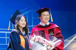 Nữ cử nhân Vật lý: 'Đừng để nỗi ám ảnh phải giỏi nhất đánh bại mình'