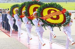 Lãnh đạo Đảng, Nhà nước dâng hương tưởng niệm các Anh hùng liệt sĩ và viếng Chủ tịch Hồ Chí Minh