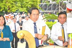 Chủ tịch Quốc hội Trần Thanh Mẫn dâng hương tưởng niệm các Anh hùng liệt sĩ tại Công viên Lê Thị Riêng