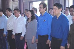 Phó Chủ tịch nước Võ Thị Ánh Xuân dâng hương tại Khu di tích Truông Bồn