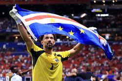 Thủ môn Cape Verde 'đổi đời' ở tuổi 40