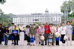 Đại diện các cơ quan lãnh sự nước ngoài trải nghiệm chiều sâu văn hóa, lịch sử của TP. Hồ Chí Minh qua từng bước chân