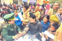 Nơi bi&ecirc;n cương anh ng&atilde; xuống, giọt m&aacute;u h&oacute;a m&agrave;u hoa