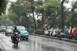 Thời tiết ngày 26/7: Hà Nội ngày nắng, chiều tối và đêm mưa rào rải rác; TP HCM có nơi mưa to đến rất to