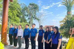 B&agrave;i 4: Kh&uacute;c tr&aacute;ng ca nối hai qu&ecirc; hương