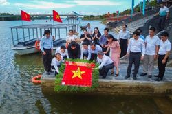 Bộ trưởng Bộ Tư pháp Hoàng Thanh Tùng dâng hương tri ân các Anh hùng liệt sĩ tại Quảng Trị