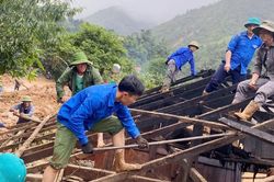Tuổi trẻ Sơn La dọn bùn, vác gỗ, sửa nhà giúp người dân sau mưa lũ