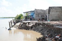 Những giấc ngủ bất an bên bờ sông sạt lở