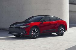 Dòng xe cao cấp của Toyota tăng giá bán