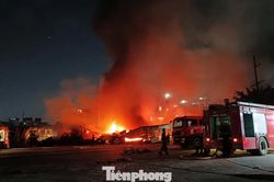 Sau vụ cháy lớn, lộ cảnh xưởng trái phép bị cắt điện vẫn lén hoạt động