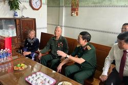 Đại tướng Phan Văn Giang thăm, tặng quà gia đình chính sách tại Lâm Đồng
