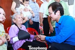 Anh Bùi Quang Huy thăm tặng quà cựu TNXP, nữ Tiểu đội trưởng 'tọa độ lửa' Truông Bồn