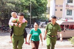 Cõng mẹ liệt sĩ hơn 100 tuổi đi lấy mẫu ADN tìm lại tên con