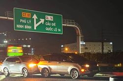 Vỏ lốp ô tô nằm giữa cao tốc, 3 phương tiện va chạm liên hoàn