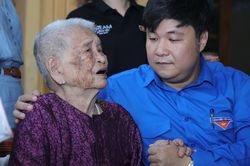 Khoảnh khắc nghẹn ngào của Mẹ Việt Nam Anh hùng khi nhận ảnh phục dựng người con liệt sĩ