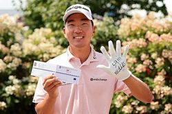 Cú putt hơn 7 mét đưa Michael Kim vào ngôi đền huyền thoại của PGA Tour
