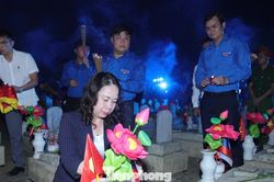 Hàng vạn người thắp sáng ngọn nến tri ân tại nghĩa trang liệt sĩ Việt - Lào