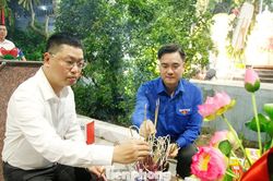 Hàng nghìn ngọn nến tri ân thắp sáng nghĩa trang liệt sĩ ở Bắc Ninh