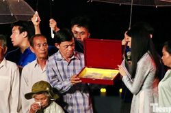 Gần 60 năm đợi chờ, người vợ chưa cưới nghẹn ngào đón di vật liệt sĩ Huỳnh Văn Quên