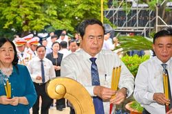 Chủ tịch Quốc hội d&acirc;ng hương tưởng niệm c&aacute;c Anh h&ugrave;ng liệt sĩ v&agrave; dự cầu truyền h&igrave;nh tại C&ocirc;ng vi&ecirc;n L&ecirc; Thị Ri&ecirc;ng