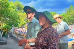 Con đưa đi viếng đồng đội ở nghĩa trang liệt sĩ, cựu binh nói 'đã mãn nguyện'