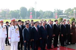Lãnh đạo Đảng, Nhà nước tưởng niệm các Anh hùng liệt sĩ, vào Lăng viếng Bác
