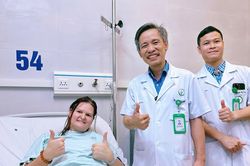 Vượt 9.000 km sang Việt Nam mong chấm dứt cơn đau khớp hành hạ suốt 10 năm