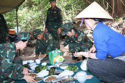 Nữ quân nhân mang cơm nóng vượt rừng tiếp sức đồng đội tìm kiếm liệt sĩ