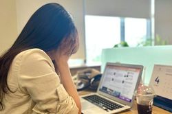 Phụ nữ thất tình chi hàng nghìn USD cho dịch vụ 'níu kéo người cũ'