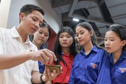 Người trẻ chạm vào ký ức chiến tranh qua từng kỷ vật và lời kể nhân chứng
