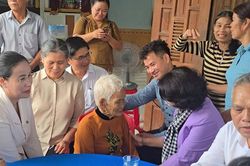 Hành động đẹp của Cục trưởng Xuân Bắc, khoảnh khắc hài hước của Việt Hương